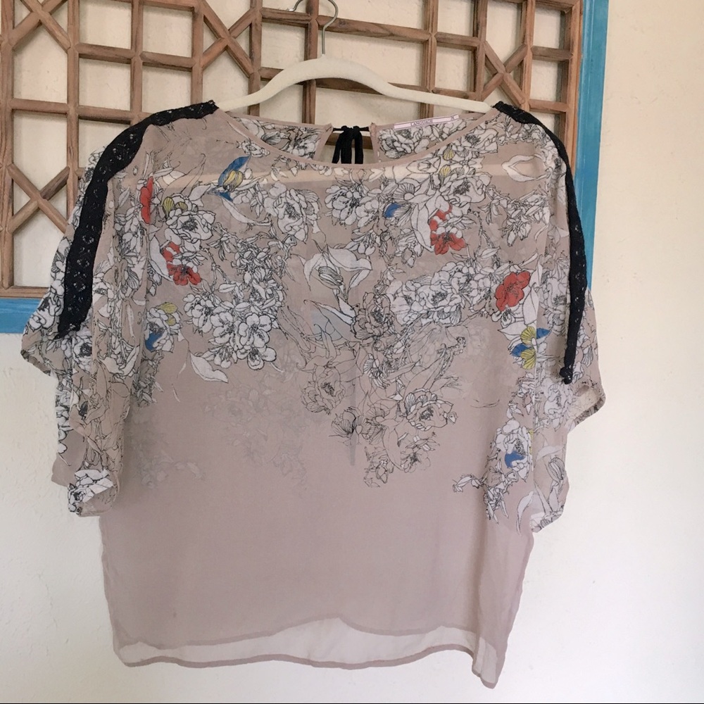 2/$20 🎈Sheer Flowered Blouse w/ Black lace shoulder detail & tie back, size med